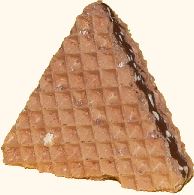 Wafer triangolari con nocciole e ripieno di cioccolato 